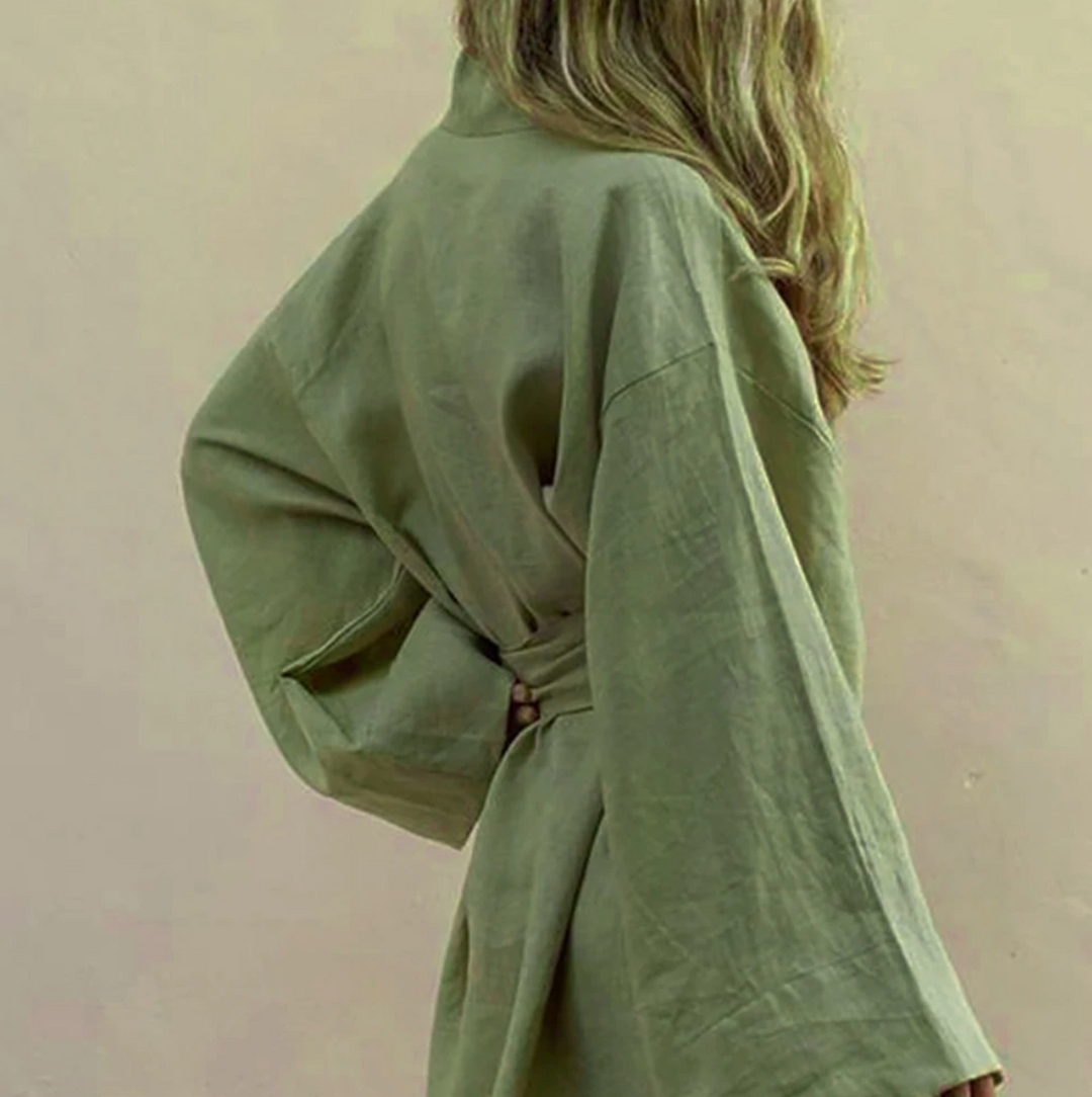 Abito corto donna stile kimono per l'estate. Moda femminile comoda e leggera, ideale per un look casual versatile.