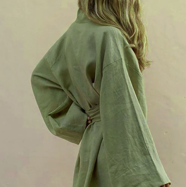 Abito corto donna stile kimono per l'estate. Moda femminile comoda e leggera, ideale per un look casual versatile.