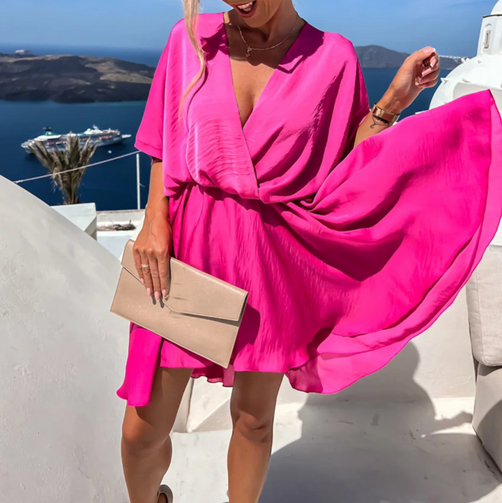 Abito svasato corto donna in tessuto leggero. Perfetto per l'eleganza estiva, comodo e alla moda.