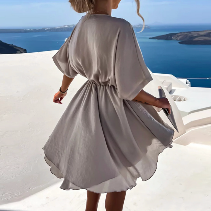 Frontale di mini abito svasato donna. Stile classico e confortevole, perfetto come abito da giorno o da sera.
