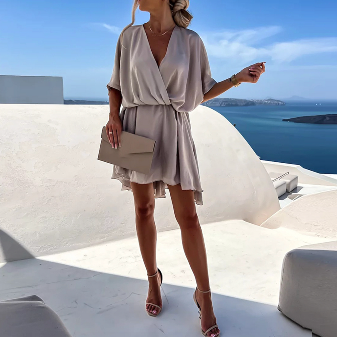 Modella indossa mini abito svasato, dimostrando comfort ed eleganza. Un abito da donna versatile e chic.