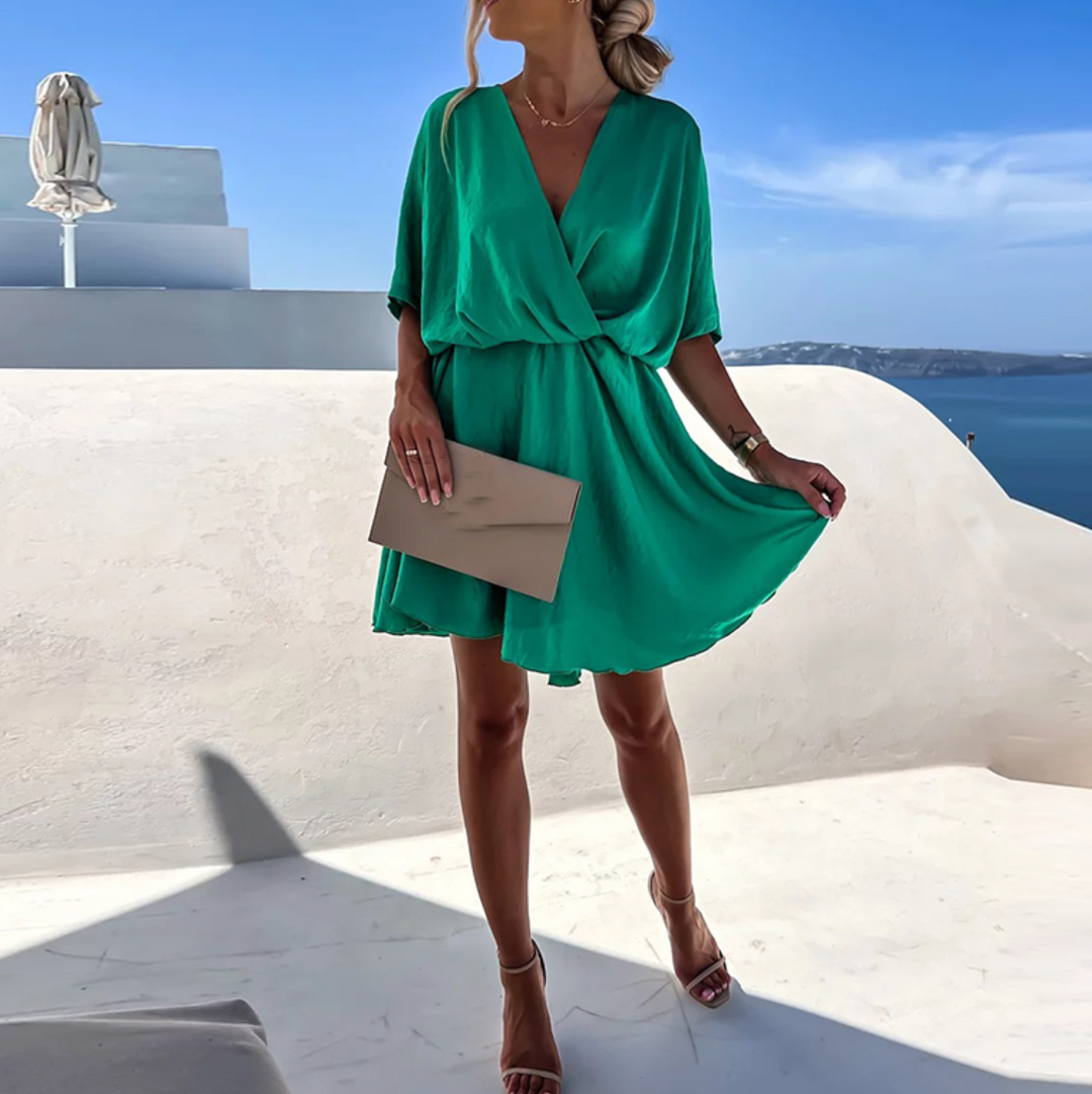 Mini abito svasato da donna, elegante e confortevole. Perfetto per ogni occasione, un classico della moda femminile.