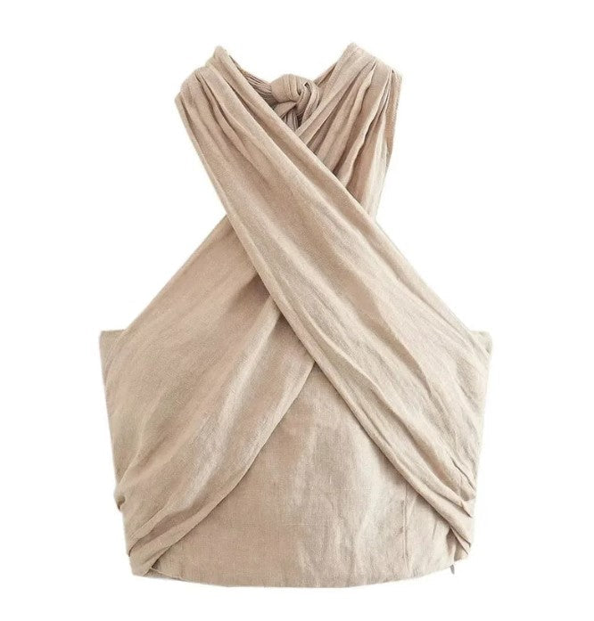 Modello di top donna beige allacciato al collo, ideale per abbigliamento estivo, fresco, versatile e trendy.