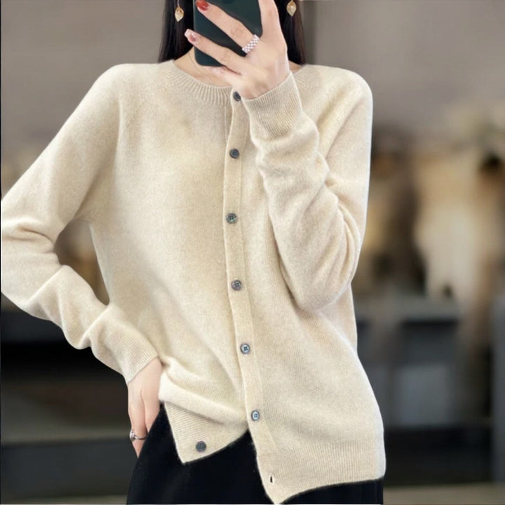 Cardigan gilet donna autunnale con bottoni, ideale per stratificazioni casual ed eleganza.