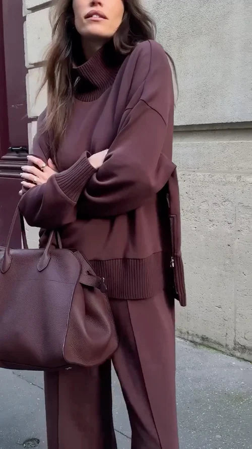 Felpa collo alto del set loungewear donna. Morbida e calda, ideale per l'abbigliamento casa invernale chic.