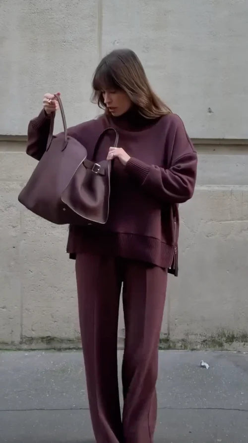 Set completo donna morbido per la casa. Felpa collo alto e pantaloni larghi, puro comfort elegante.