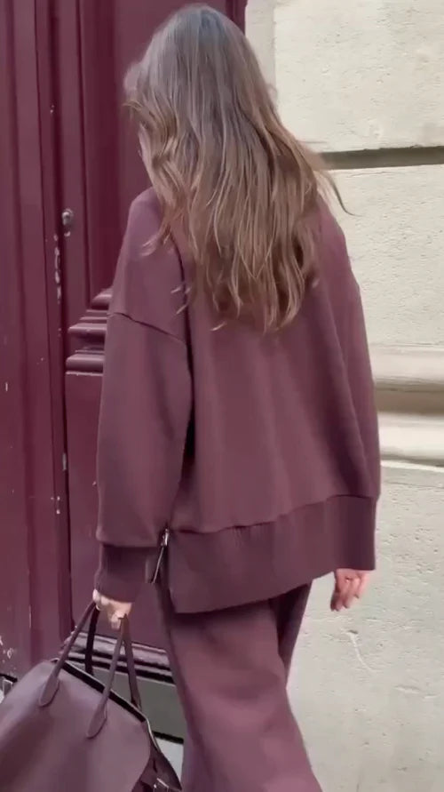 Completo invernale donna: set loungewear caldo ed elegante con felpa collo alto e pantaloni a gamba larga.