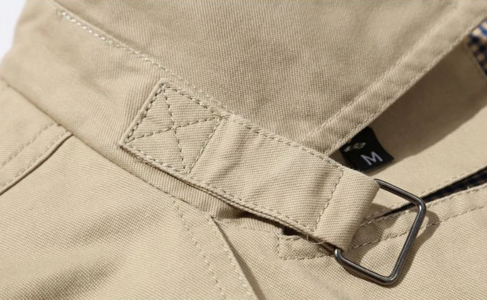 Modello indossa trench doppiopetto uomo, taglio sartoriale, look business impeccabile per ogni stagione.