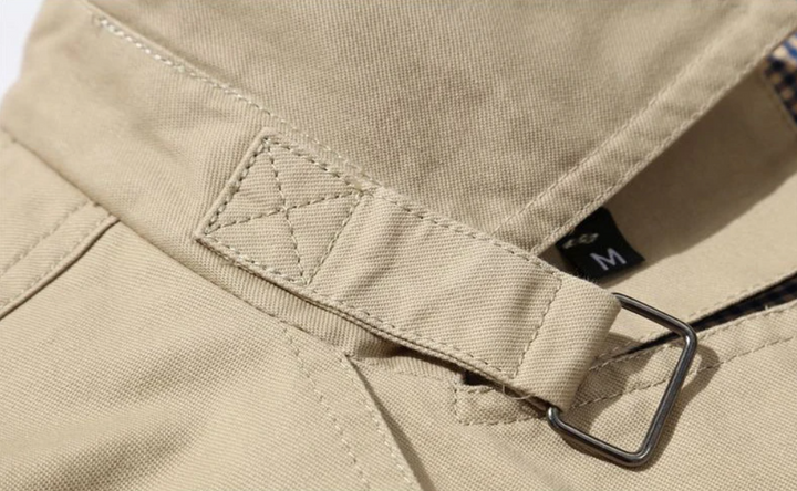Modello indossa trench doppiopetto uomo, taglio sartoriale, look business impeccabile per ogni stagione.