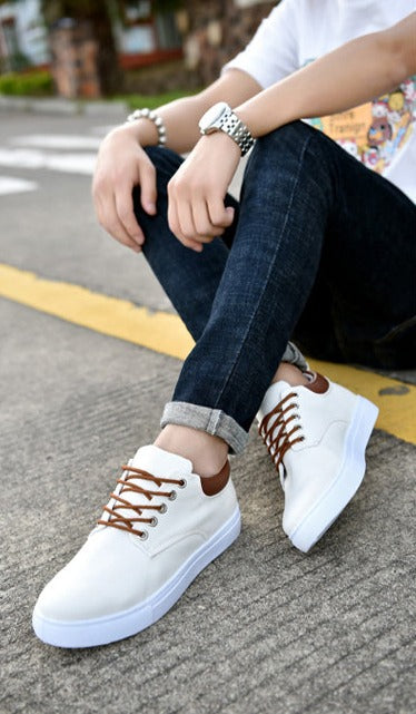 Scarpe uomo con suola bianca, sneakers casual per comfort ottimale e stile urbano contemporaneo.