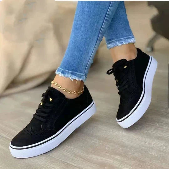 Sneakers ortopediche da donna con lacci regolabili, offrono calzata perfetta e supporto ergonomico per comfort.