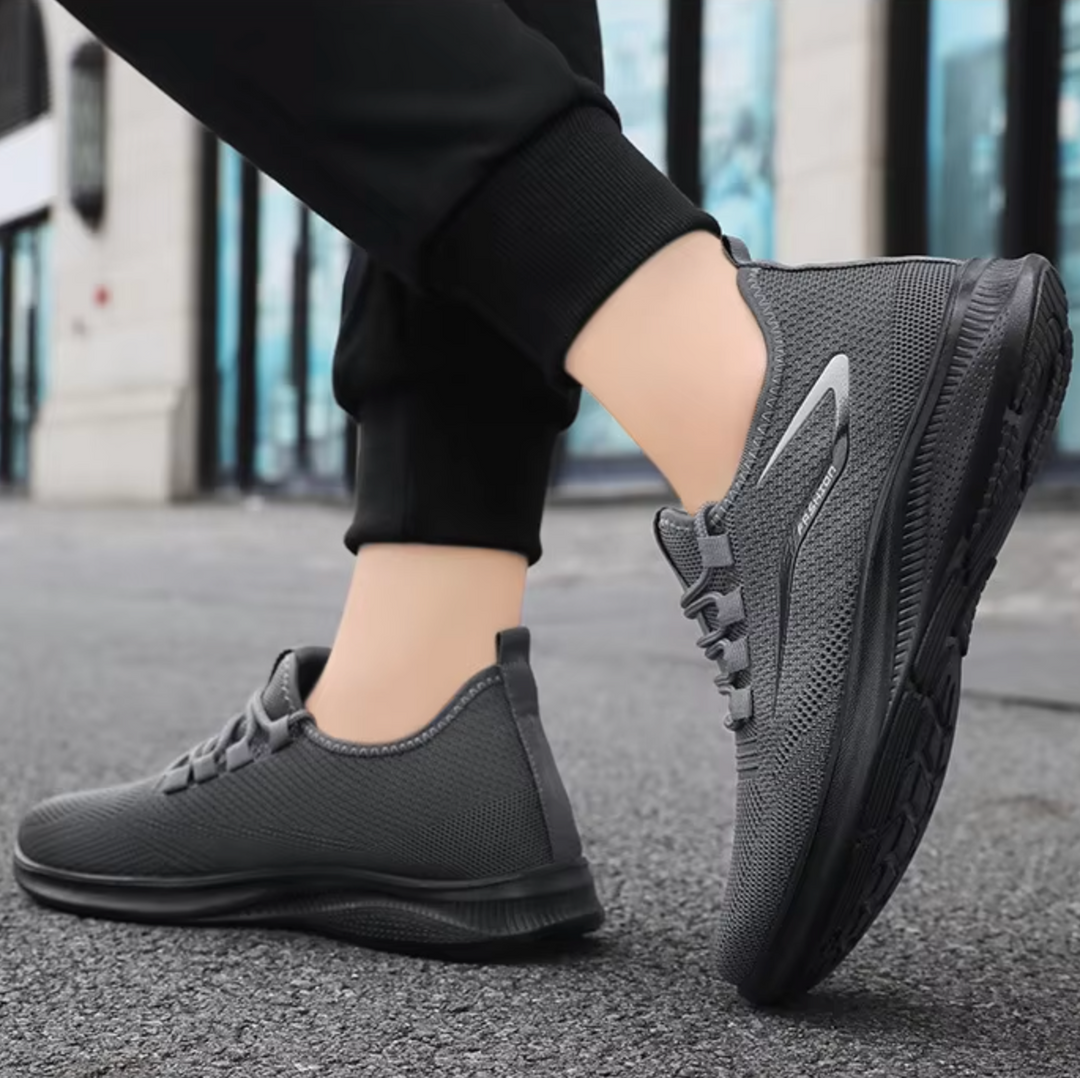 Scarpe uomo slip-on traspiranti, tessuto leggero con plantare ammortizzato. Massimizzano comfort e supporto per lunghe passeggiate.