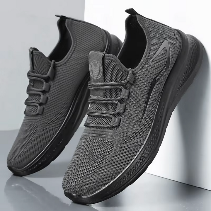 Vista frontale scarpe uomo slip-on con supporto plantare ammortizzato. Comfort antiscivolo per passeggio e uso casual.