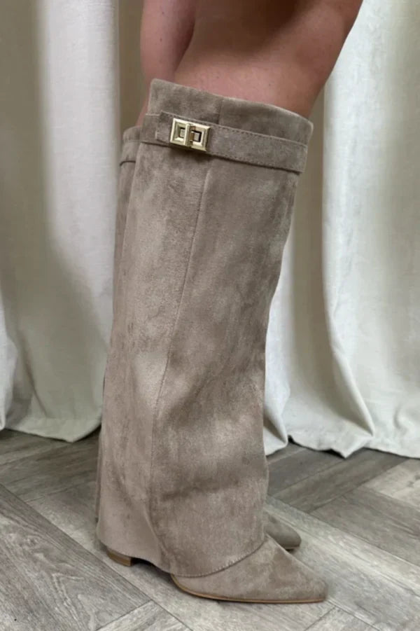 Eleganti stivali alti donna in scamosciato chic, con fibbia dorata laterale e zeppa comoda nascosta.