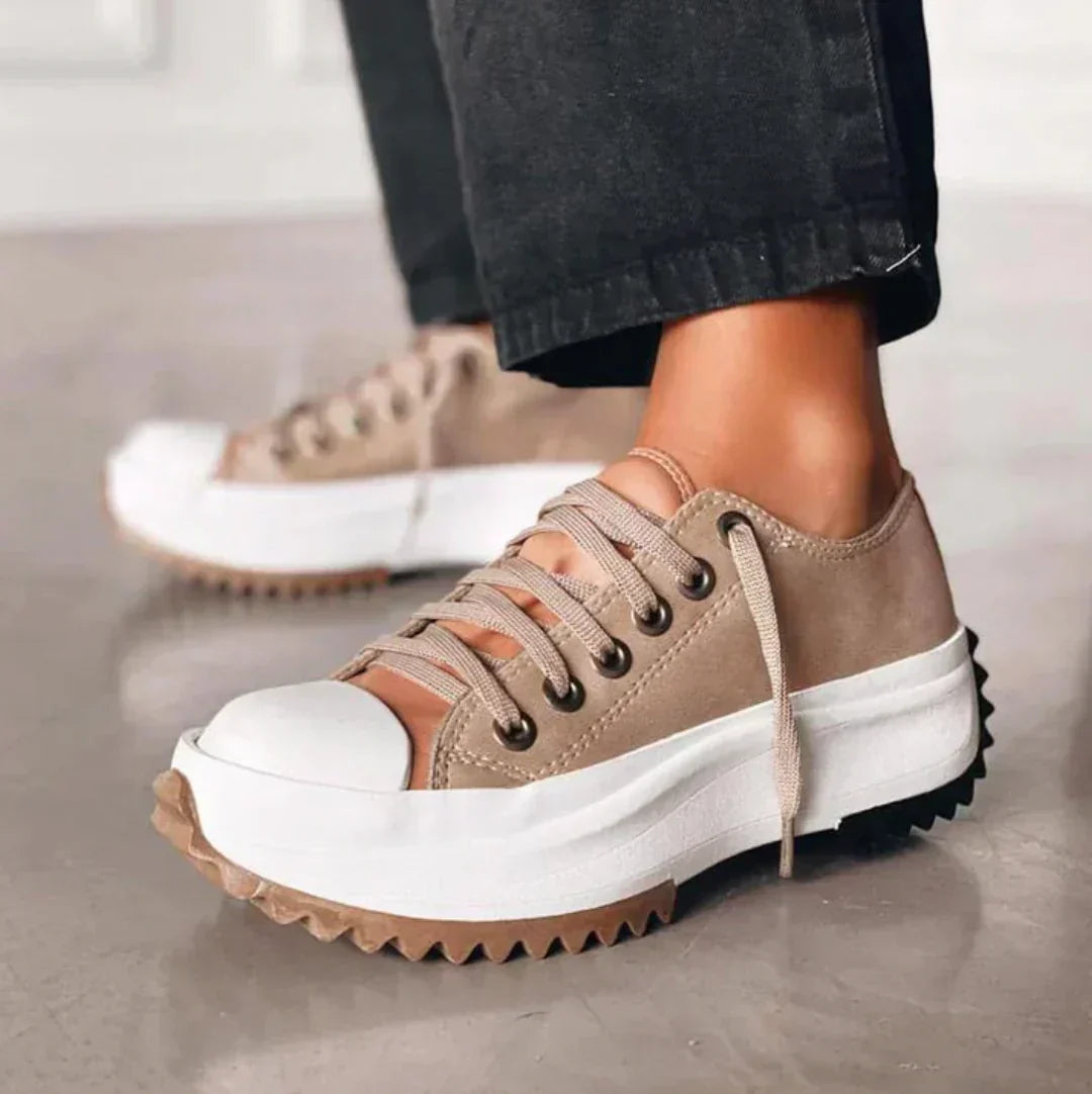 Sneakers donna plateau bianche: design moderno, massimo comfort. Perfette per stile casual urbano primavera/estate.