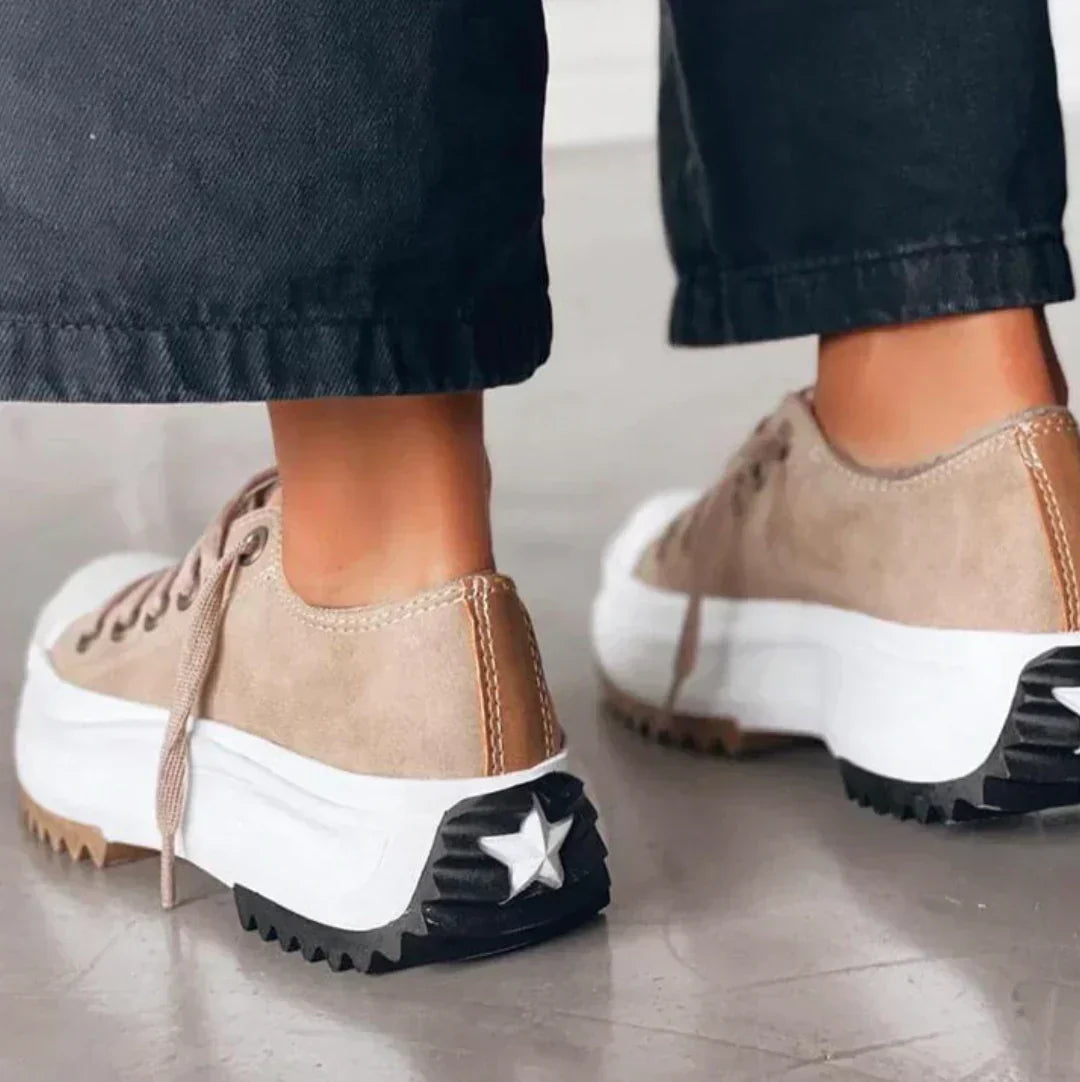 Scarpe sneakers donna plateau: design moderno e versatile per ogni outfit casual. Ideali primavera/estate.