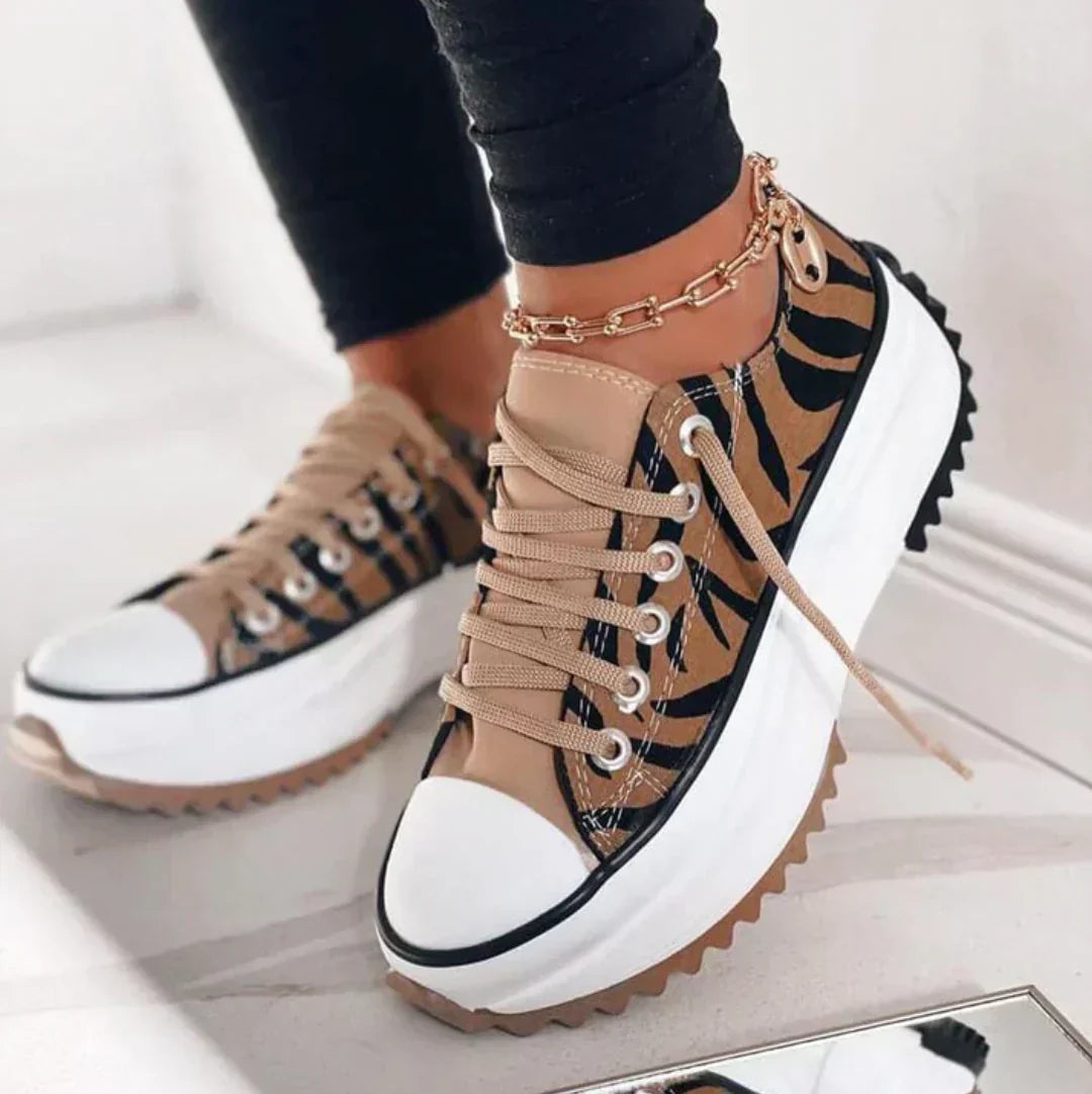 Scarpe sneakers donna con plateau, ultima moda. Comfort e stile per la calzatura casual moderna e versatile.