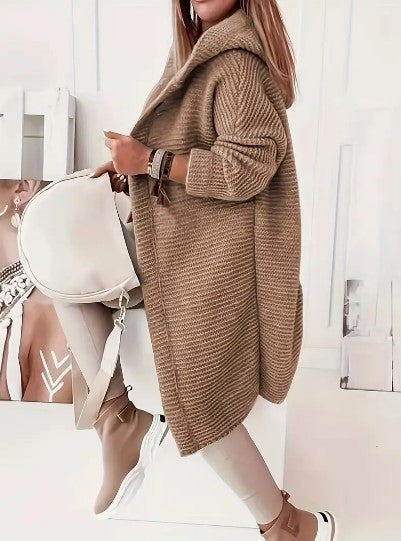 Cardigan donna con cappuccio oversize, comodo e caldo, un capo versatile per l'inverno. Moda casual.