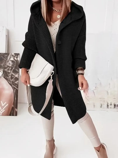 Cardigan comodo e oversize da donna con cappuccio, ideale per un outfit casual-chic autunnale.
