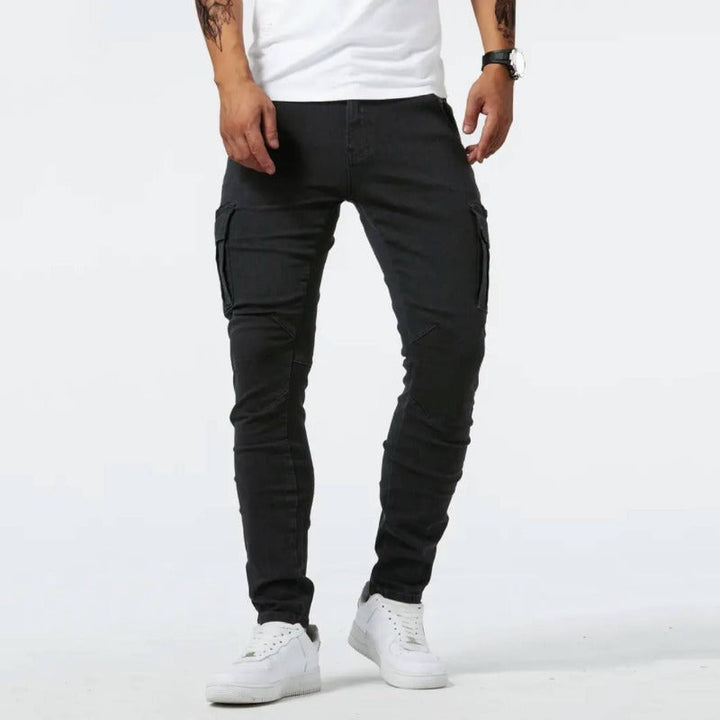 Pantaloni cargo slim fit uomo con tasche laterali, ideali per outfit casual e moderni, combinano stile e funzionalità.