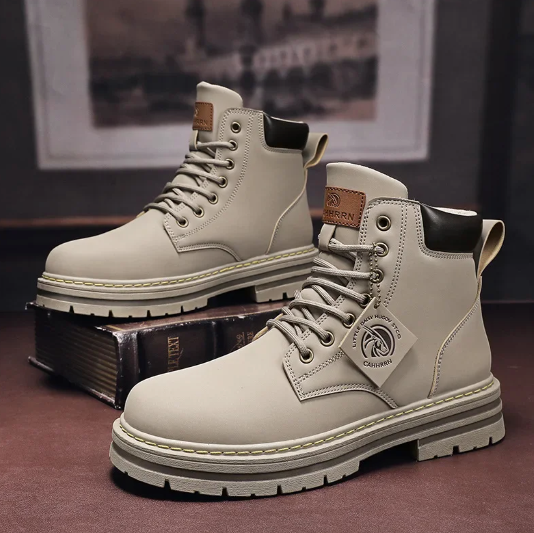 Stivali da uomo in pelle con lacci, eleganti e comodi, perfetti per look casual o formali autunno/inverno.