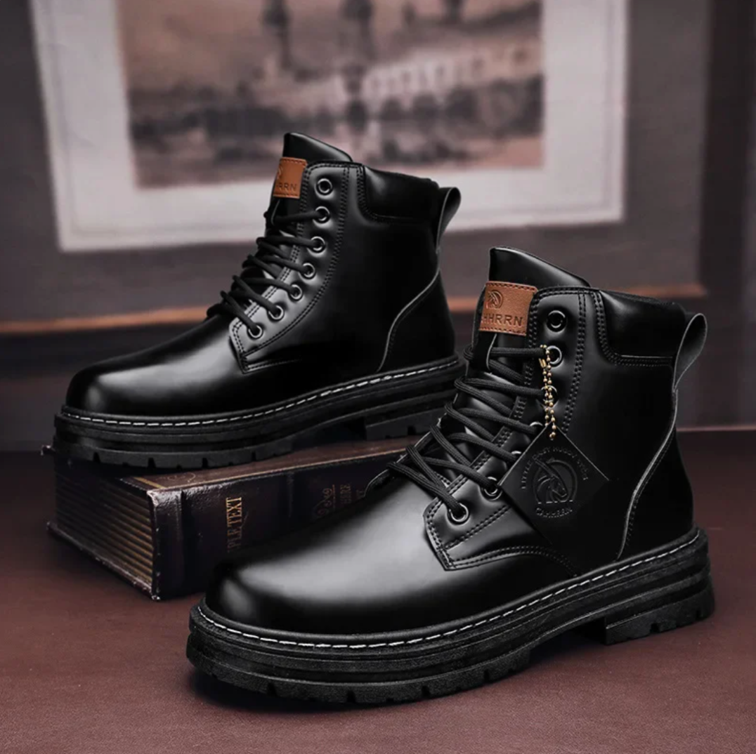 Stivali uomo in pelle con lacci. Lusso e comfort per la moda maschile autunno/inverno, casual ed eleganti.