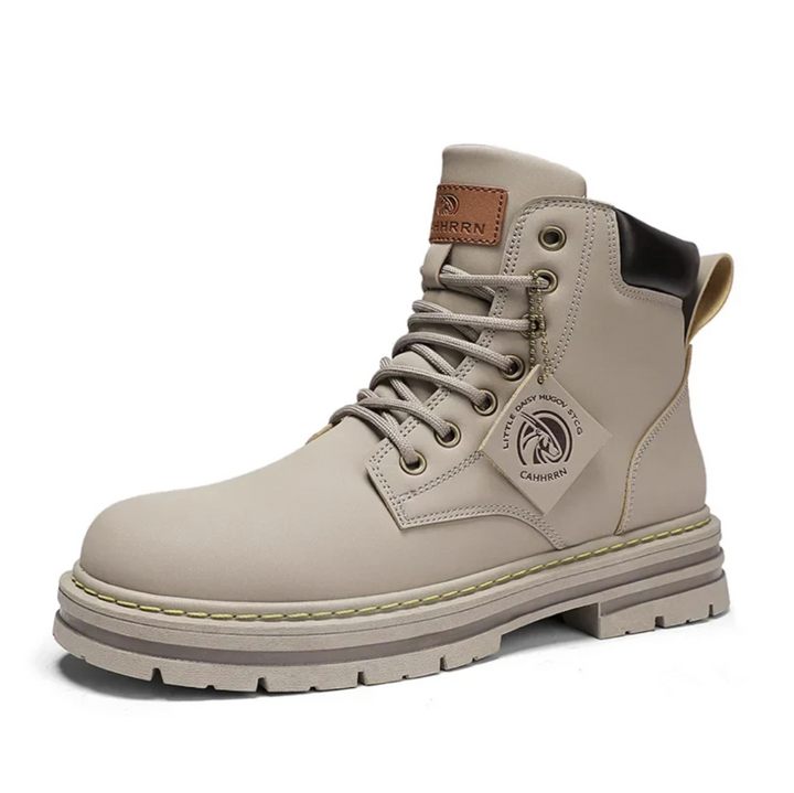Dettaglio stivali da uomo in pelle marrone con lacci. Comfort e stile per scarpe eleganti e casual, moda inverno.