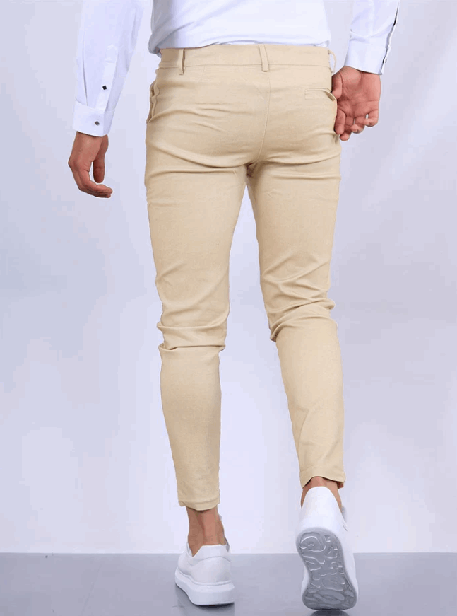 Chinos uomo slim fit beige, vita elasticizzata per comfort e vestibilità. Ideali per abbigliamento maschile versatile.