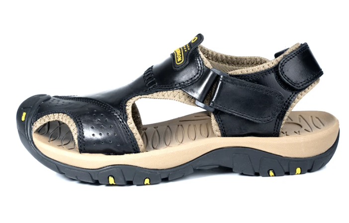 Coppia di sandali uomo, pronti per l'estate, passeggio e avventure.