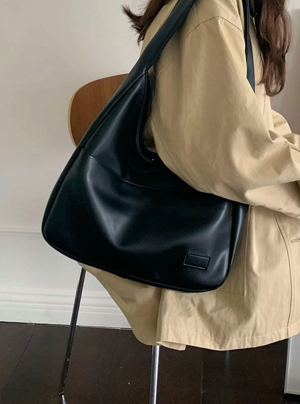 Elegante borsa a tracolla nera da donna in similpelle, ideale per l'uso quotidiano. Borsetta spaziosa e chic.