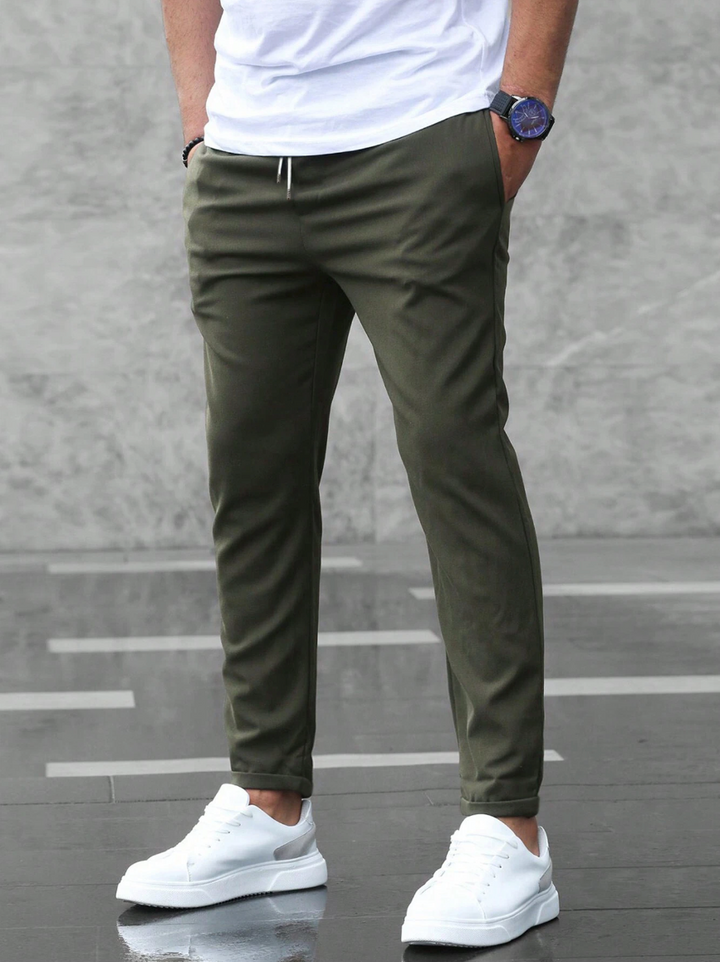 Outfit uomo con pantaloni casual slimfit, eleganza moderna e comfort per la vita urbana.