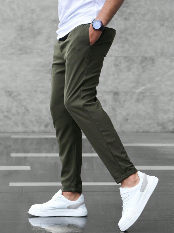 Uomo con pantaloni slimfit casual, abbigliamento moderno ed elegante per il tempo libero.
