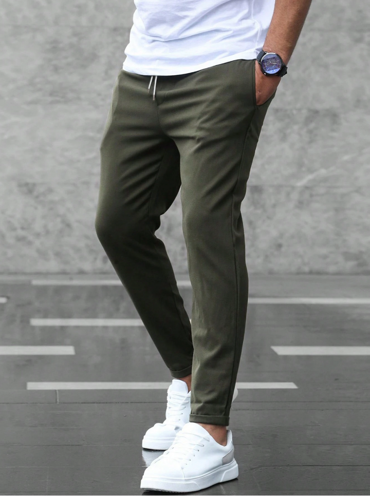 Pantaloni verdi militari uomo slim fit con vita elasticizzata, ideali per la moda maschile casual e moderna.