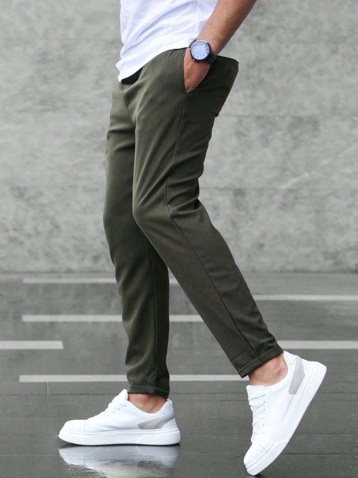 Pantaloni casual uomo versatili, ideali per outfit moda e comfort quotidiano.