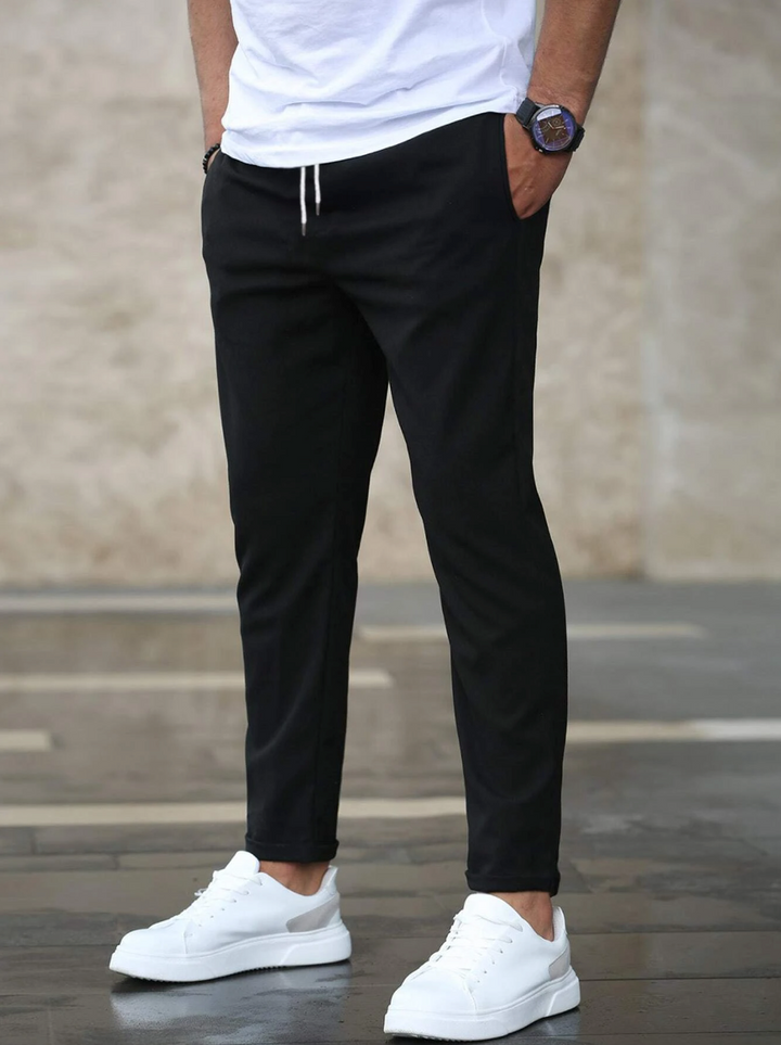 Pantaloni uomo tuttostagione, elasticizzati per adattarsi al tuo corpo con stile e comodità.