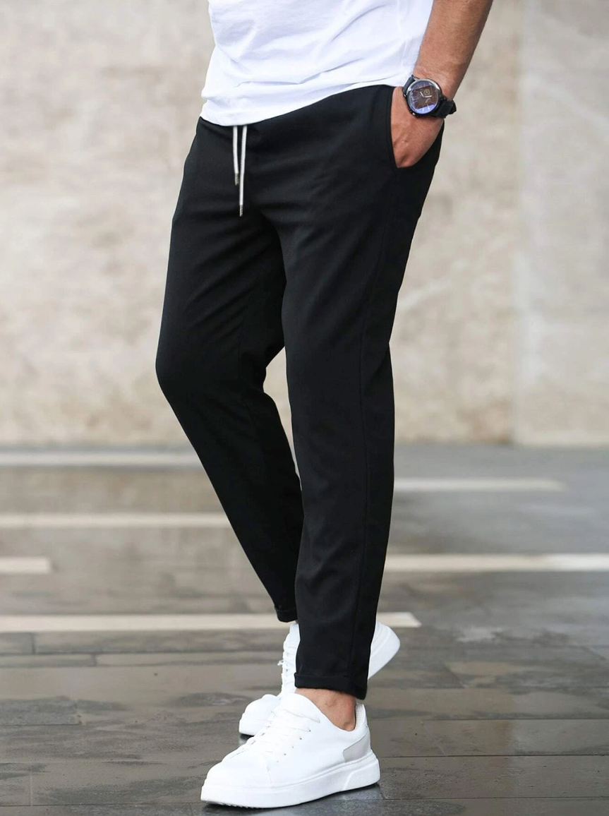 Pantaloni blu navy uomo elasticizzati slim fit. Vestibilità aderente e comfort per look primaverili.