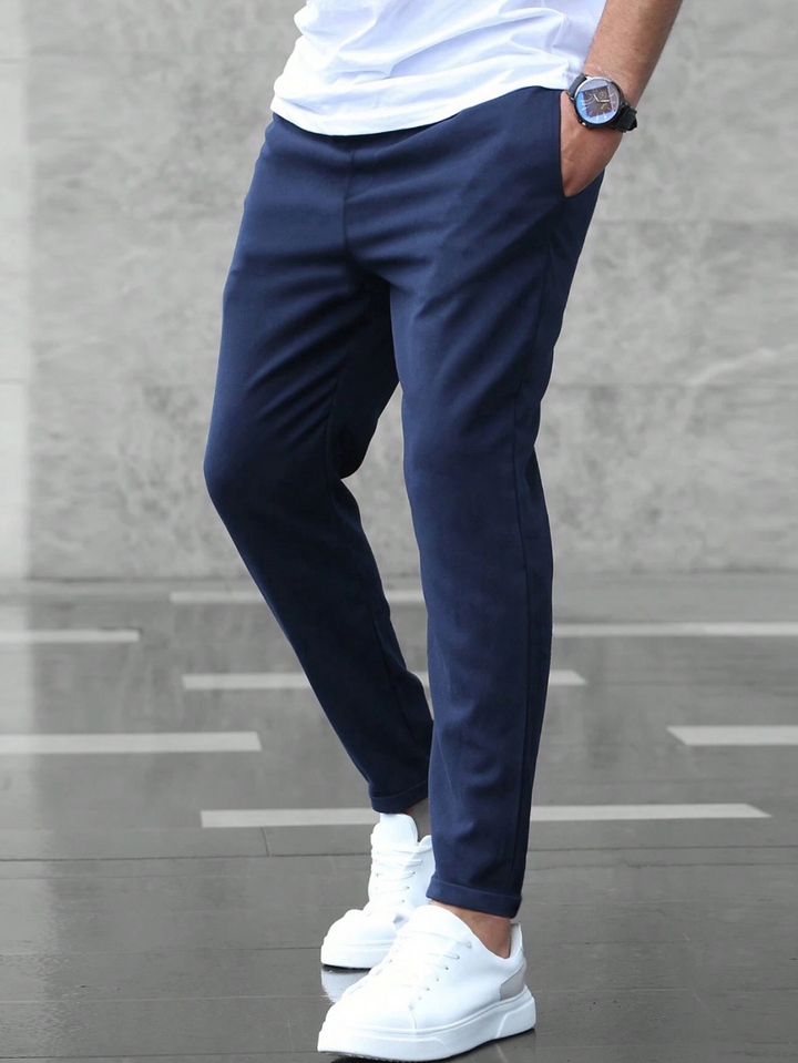 Pantaloni jogger uomo, elasticizzati per il massimo comfort, perfetti per un look casual-chic.