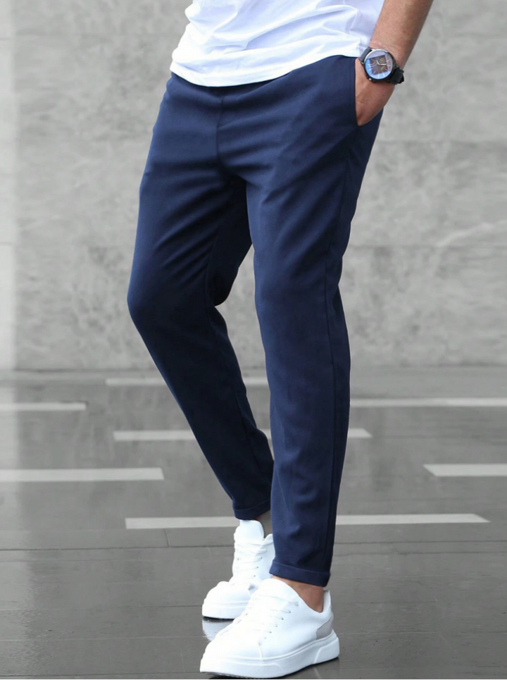 Look completo con pantaloni uomo slim fit elasticizzati e cintura, perfetti per moda autunnale e primaverile.
