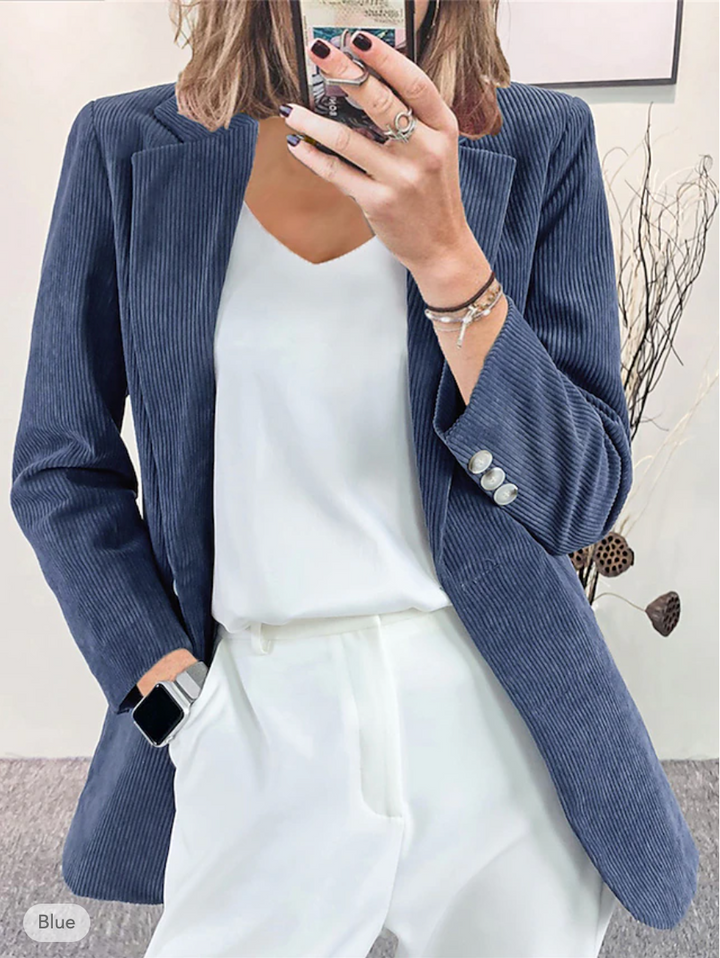 Giacca blazer donna versatile, ideale per outfit da ufficio e stile autunnale.