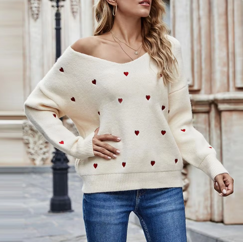 Maglione donna scollo a V con motivo cuore, ideale per look casual chic autunno inverno.