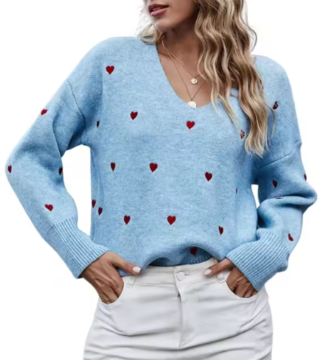 Dettaglio maglione donna scollo a V e motivo a cuore, un capo casual chic di moda femminile.