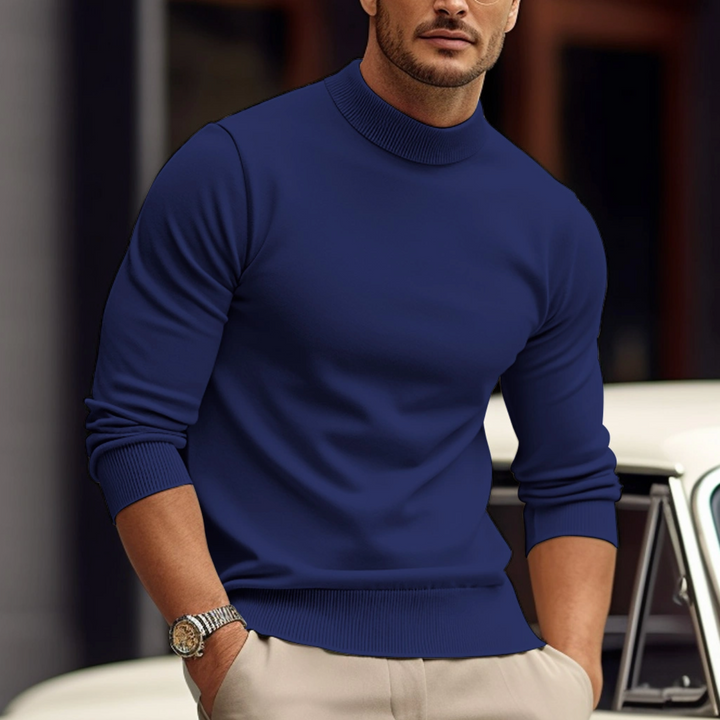 Pullover dolcevita uomo aderente, maglione elegante per strato autunnale o invernale. Moda maschile slim fit casual.