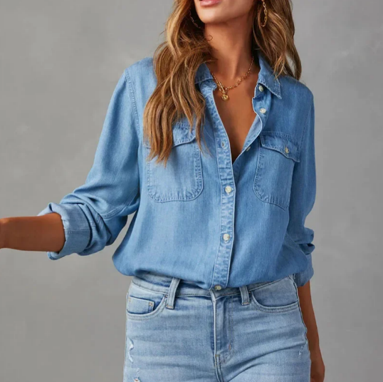 Camicia denim donna versatile, manica lunga, bottoni. Ideale per look casual chic e quotidiani.