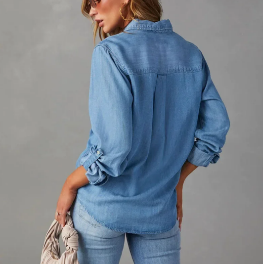 Camicia donna in denim leggera, vestibilità comoda e rilassata. Abbigliamento moda femminile casual.