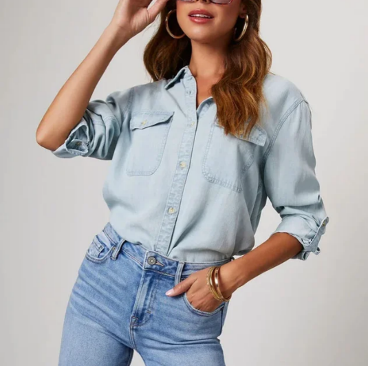Camicia donna jeans con bottoni, vestibilità rilassata per un comfort versatile e uno stile moderno.