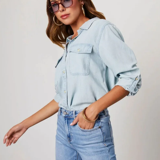 Camicia denim elegante da donna, versatile per abbigliamento casual o chic. Manica lunga con bottoni.