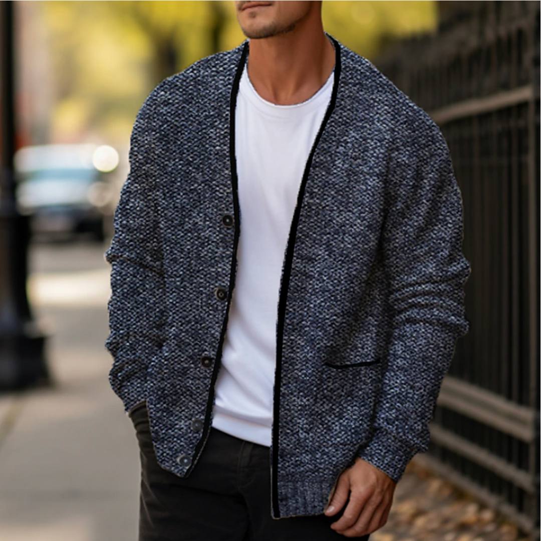 Dettaglio del cardigan uomo: maglia morbida, bottoni classici e scollo a V, un must della moda maschile.