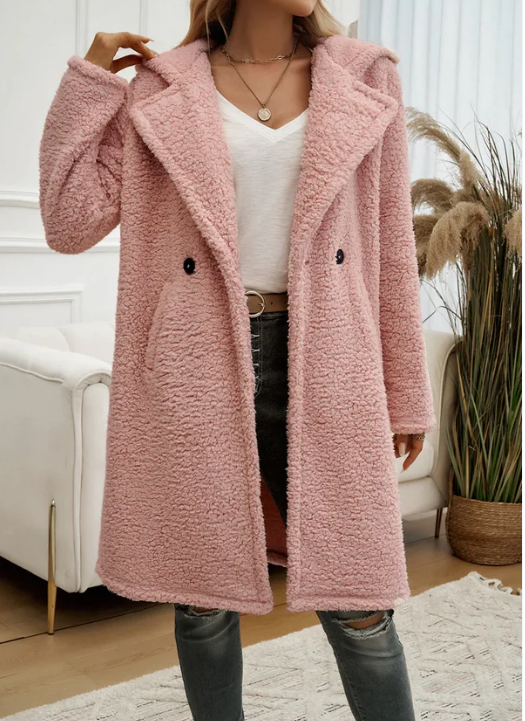 Elegante cappotto donna invernale con cappuccio e bavero. Caldo e lungo, perfetto per un look chic.