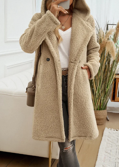 Cappotto donna lungo con cappuccio e bavero elegante. Caldo e alla moda per l'inverno chic.