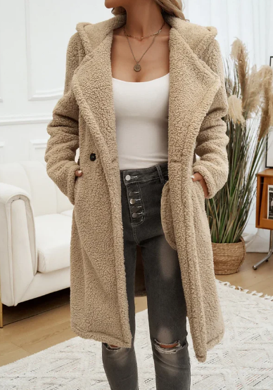 Lungo cappotto invernale donna con cappuccio e bavero. Abbigliamento caldo e chic per l'inverno.